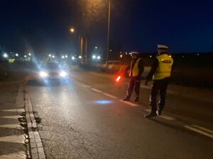 Policyjny patrol zatrzymuje pojazd do kontroli