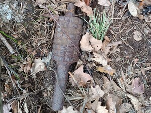 Zabezpieczony niewybuch leży na ziemi