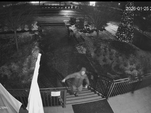 Mężczyzna na zdjęciu idzie schodami