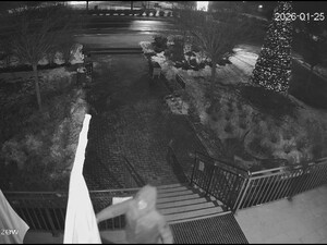 Mężczyzna podchodzi do zawieszonej flagi