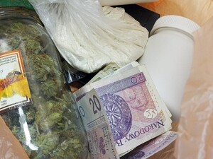 Zabezpieczone narkotyki w słoiku i woreczkach