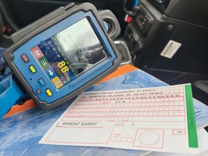 Urządzenie z wyświetlaczem obok druku mandatu karnego