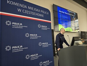 Policjant podczas prelekcji na tle napisów Policja