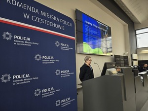Kobieta przemawia do mikrofonu podczas konferencji