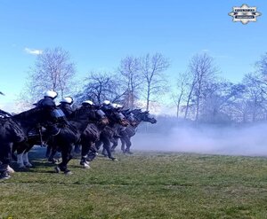 Policyjni jeźdźcy podczas ćwiczeń przy zadymieniu