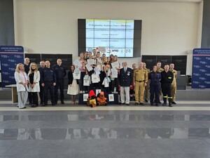 Zwycięzcy i organizatorzy pozują do wspólnego zdjęcia