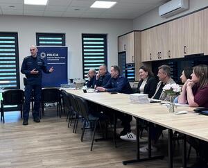 Policjant mówi do słuchaczy podczas debaty