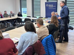 Policjant rozmawia z uczestnikami podczas debaty