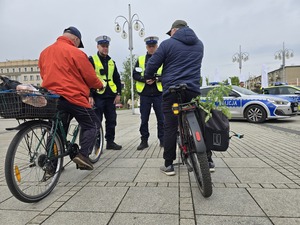 Policjanci rozmawiają z rowerzystami