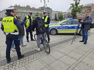 Policjanci rozmawiają z rowerzystą
