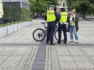 Policjantki i kobieta rozmawiają z rowerzystą