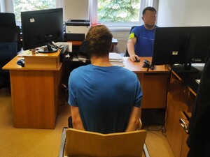 Zatrzymany siedzi w pokoju służbowym, gdzie przesłuchiwany jest przez nieumundurowanego policjanta