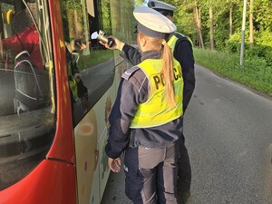Policjantka kontroluje kierującego