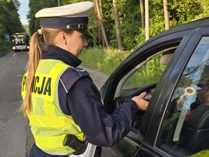 Policjantka kontroluje kierującego pojazdem