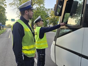 Policyjny patrol kontroluje kierującego pojazdem na drodze