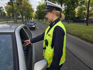 Policjantka kontroluje trzeźwość kierującego osobówką