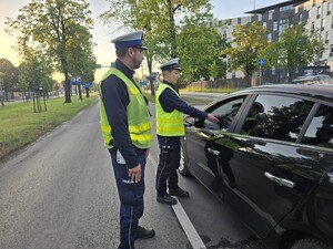 Policjanci kontrolują trzeźwość kierowcy