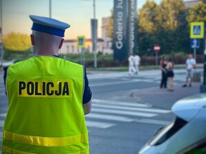 Policjant obserwuje rejon przejścia dla pieszych