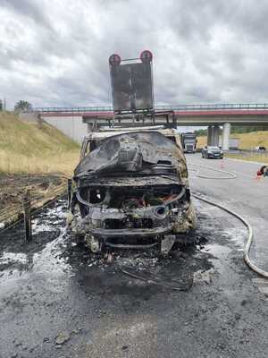 Zniszczony bus stoi na drodze