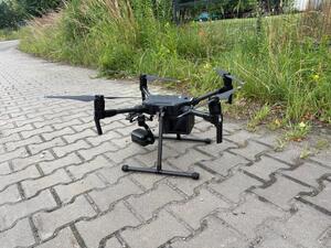 Dron ustawiony na ziemi