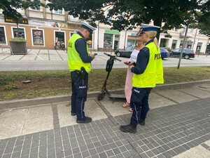 Policjanci kontrolują użytkowniczkę hulajnogi