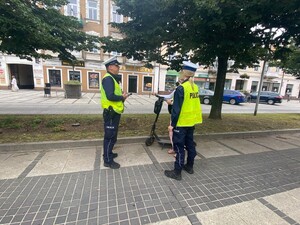 Policjanci kontrolują użytkownika hulajnogi