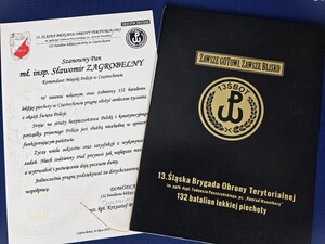 podziękowania wydrukowane na białej kartce dla Komendanta Miejskiego Policji w Częstochowie obok okładka z napisem Zawsze Gotowi Zawsze Blisko 13. Śląska Brygada Obrony Terytorialnej