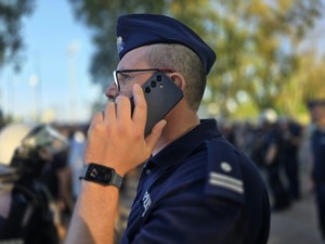 Policjant rozmawia przez telefon
