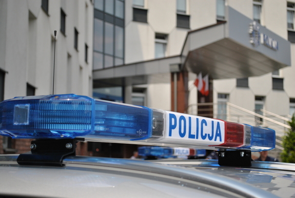 Napis Policja na tle wejścia do budynku komendy