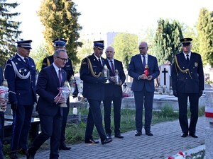 Delegacja przedstawicieli i służb składa znicz pod pomnikiem