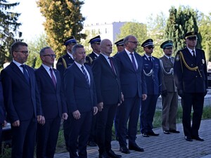 Delegacja mundurowych i przedstawicieli władz stoi przy grobie poegłych