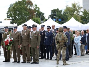 Służby wojskowe na palcu podczas uroczystości