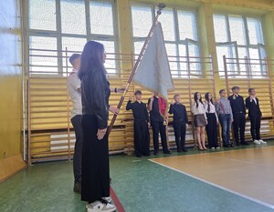 Młodzież składa ślubowanie na sztandar szkoły