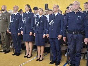 Policjanci na sali podczas rozpoczęcia roku szkolnego