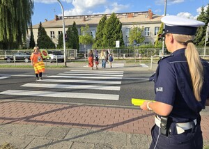 Policjantka sto przy przejściu dla pieszych