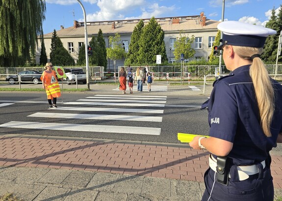 Policjantka sto przy przejściu dla pieszych