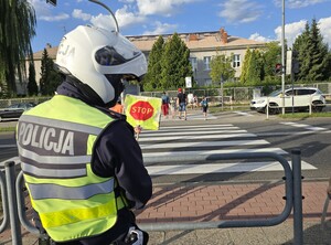 Policjant stoi przy przejściu dla pieszych