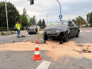 Zniszczone pojazdy na miejscu zdarzenia