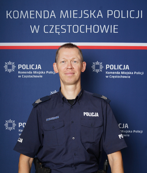 Zdjęcie dzielnicowego w mundurze służbowym