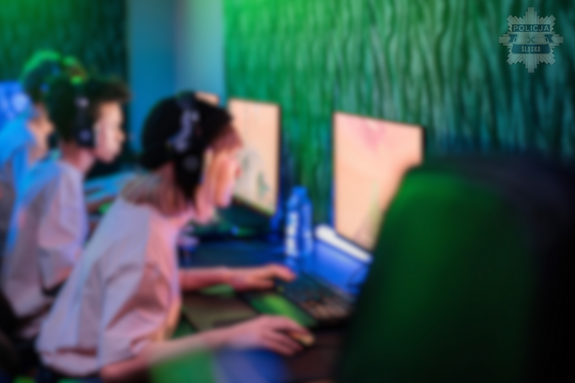 Zdjęcie dzieci przed monitorem komputera